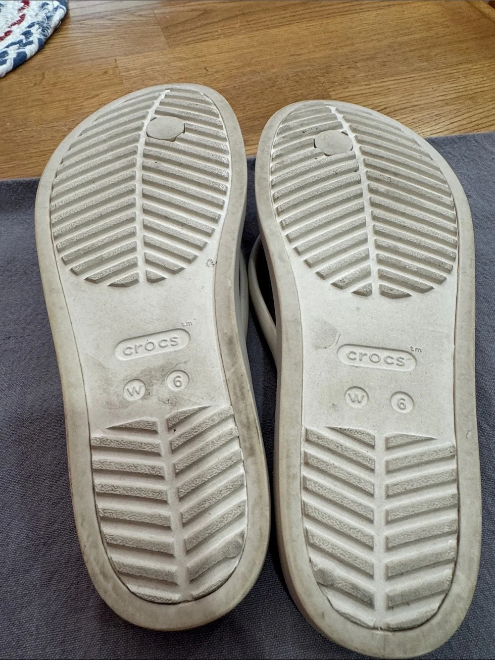 CROCS Women’s Flip Flop Sandals - Cream Leopard Print~6W EUC